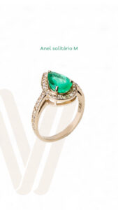 anel solitário de esmeralda M