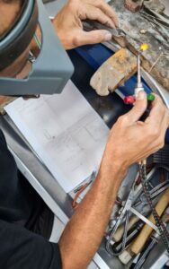 Um grande passo na direção de uma joalheria mais sustentável. Conheça nossos processos de reuso do ouro e iniciativas sustentáveis.