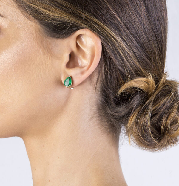 brinco esmeralda assimétrico lado gota